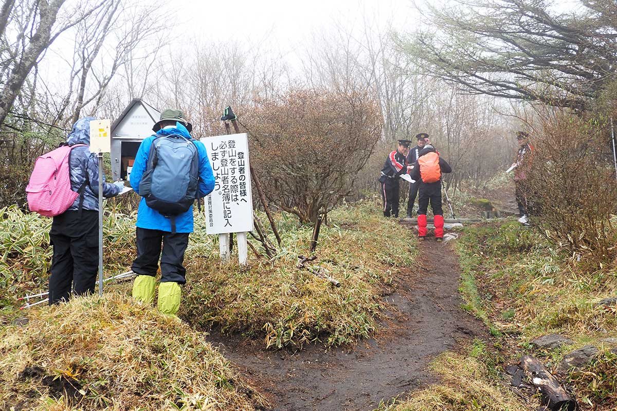 登山道の入り口にある名簿箱。登山者は名を記して山道へ
