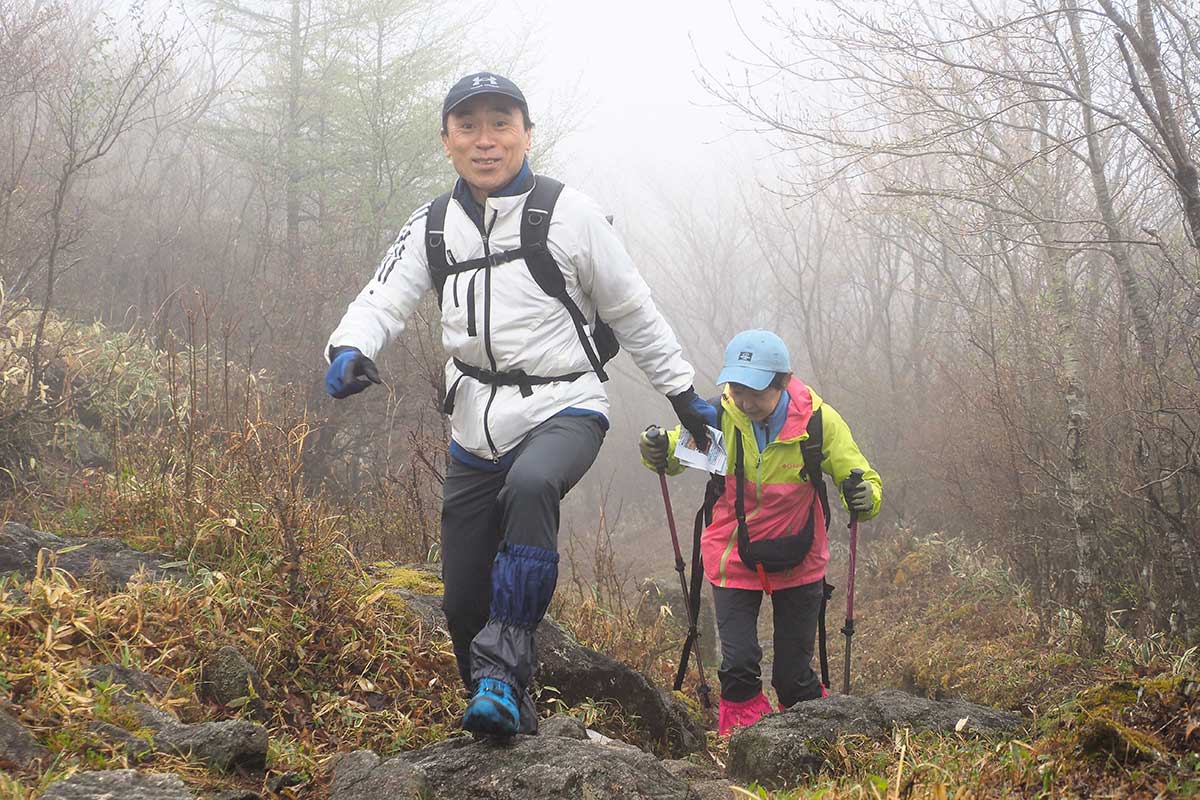 「装備はしっかりと」。余裕の笑顔と軽快な足取りの登山者
