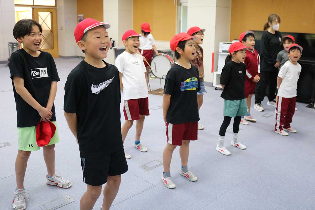 赤組の応援練習。元気いっぱいの声を響かせる＝7日、ミーティングルーム