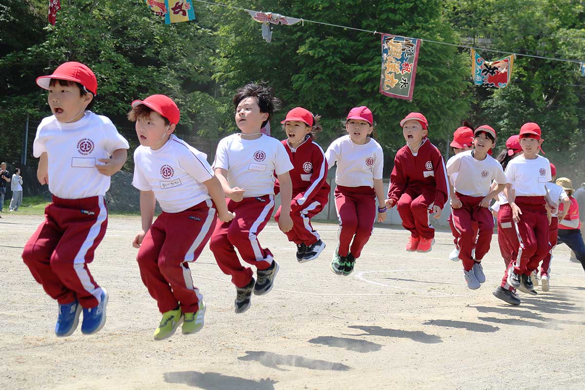 みんなで息を合わせ、大縄跳びに挑戦する赤組児童