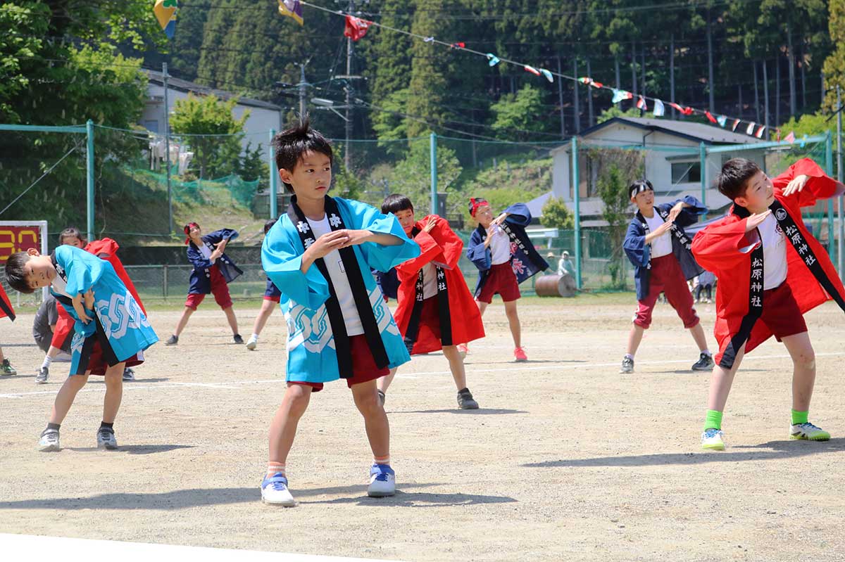 地元「松原神社」の名前が入った半てんなどを身にまとい、「白山ソーラン」の演舞
