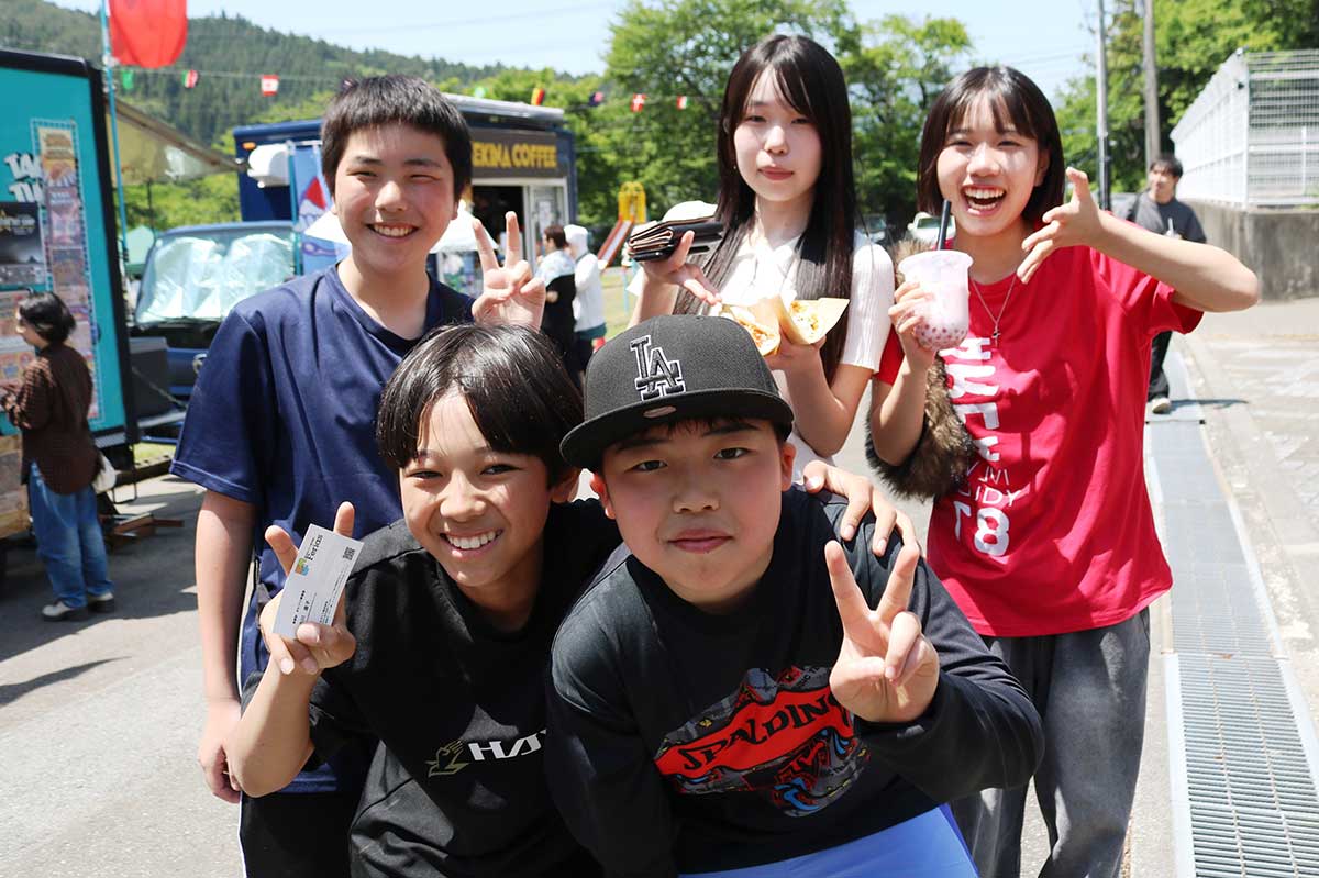 卒業生も多数駆け付けた。“白山小愛”あふれる仲間たち