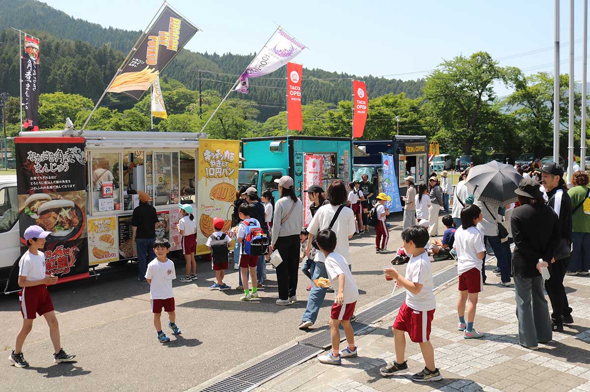 校舎前には県キッチンカー協会から飲食の4台が出店。さまざまなメニューを味わいながら運動会の余韻に浸った