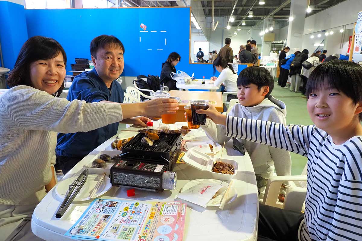 魚屋さんから調達した海の幸をその場で焼いて味わう家族連れ