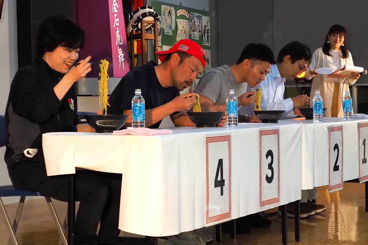 アツアツの釜石ラーメンの食べる早さを競う「腹ペコまつり」