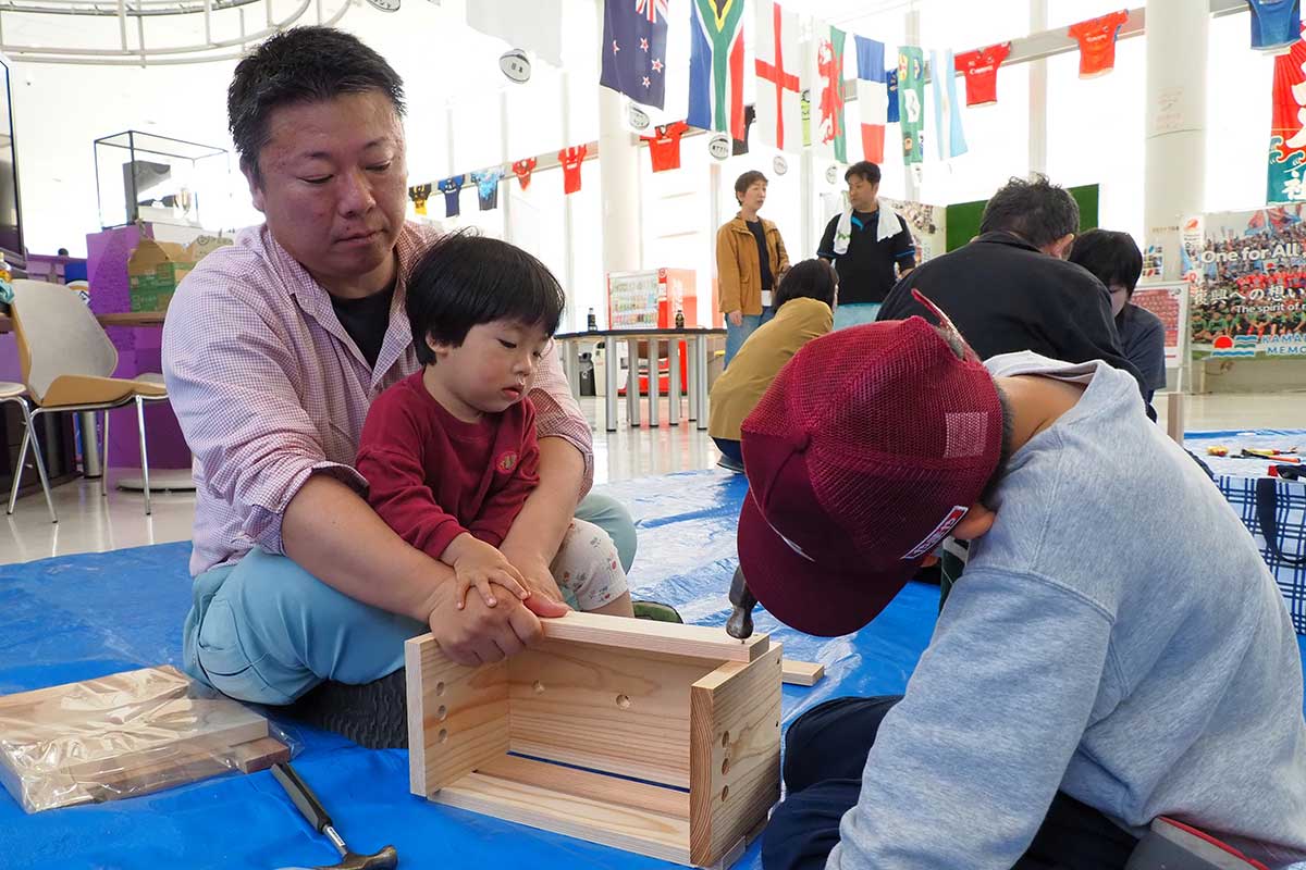 地元産材の良さをPRする木工教室では子どもたちの活動を見守った