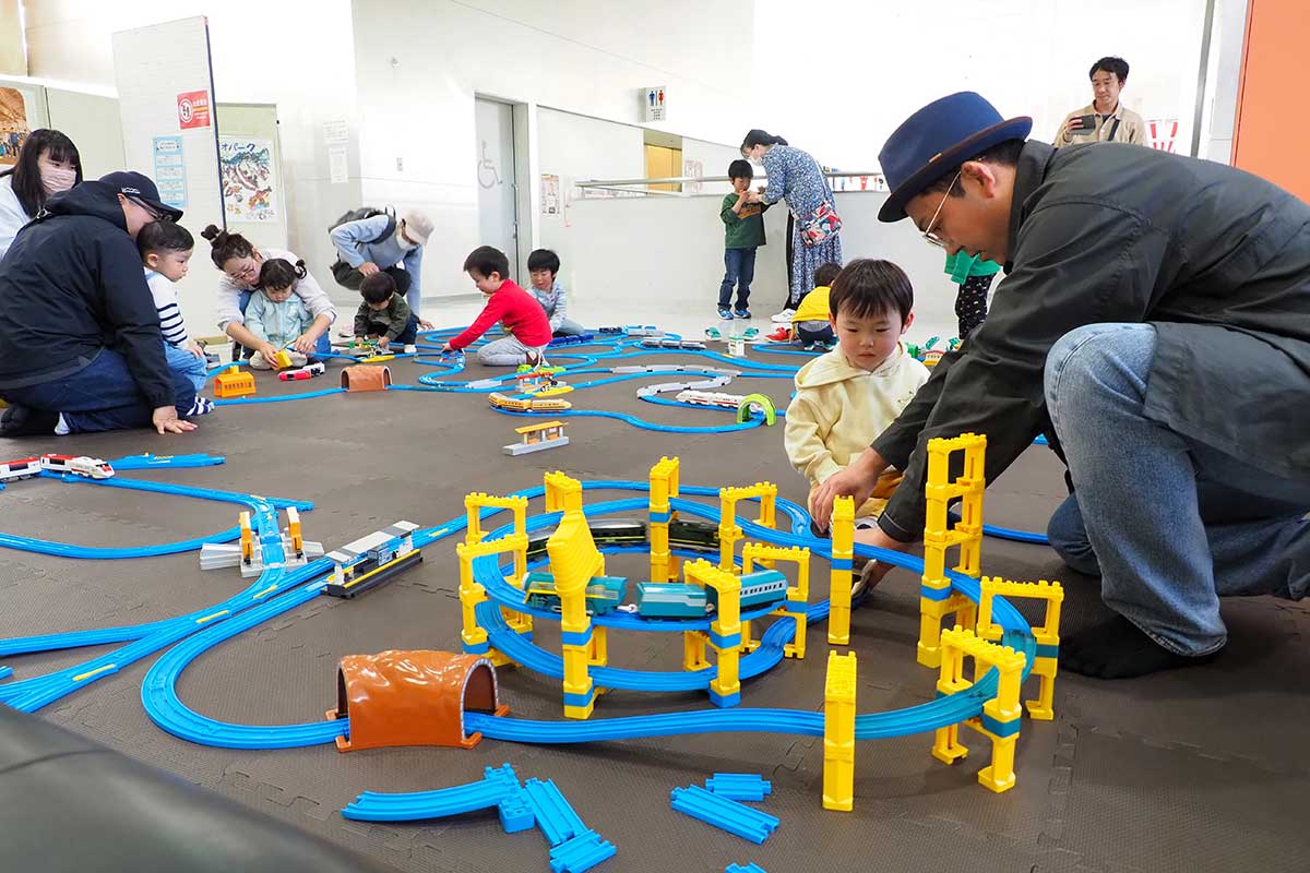 子どもたちが夢中になった「おもちゃの電車広場」も初開催