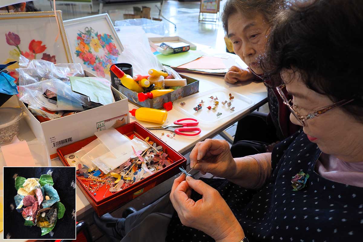 細かな手作業で花束のようなブローチを作る参加者