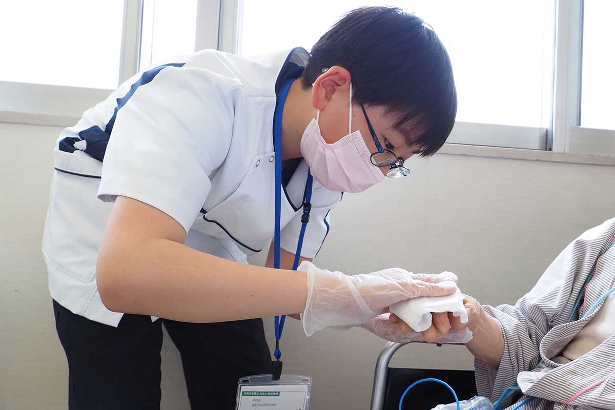 力加減を気にしながら丁寧に手を洗う中学生