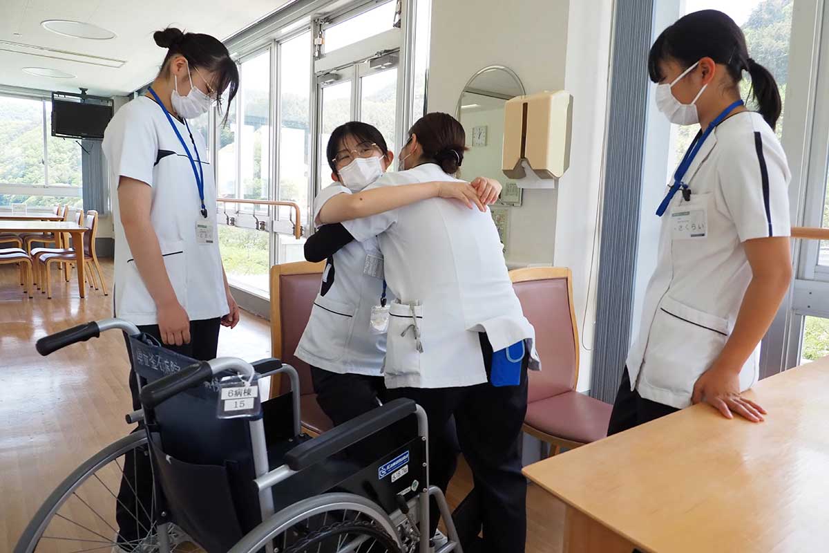 体の動きに制約がある人を移動させる際のポイントなども教わった