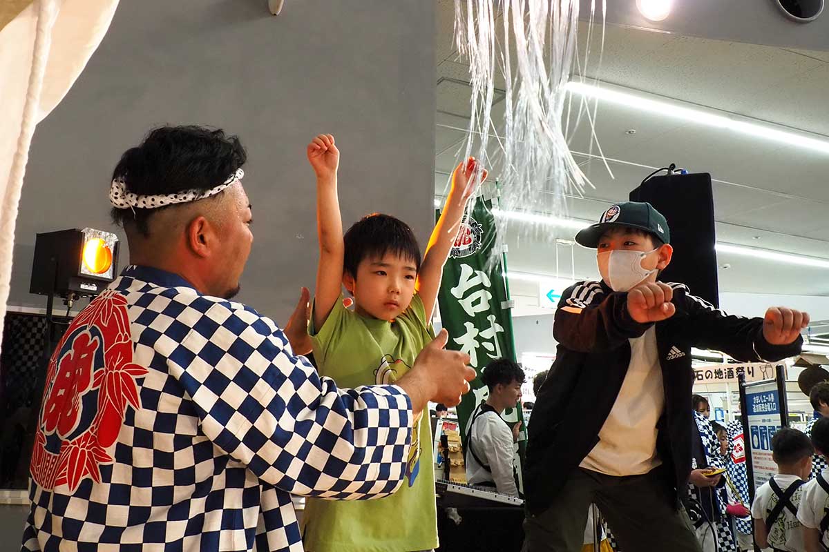 虎頭を持って舞うための基本を練習する子どもたち