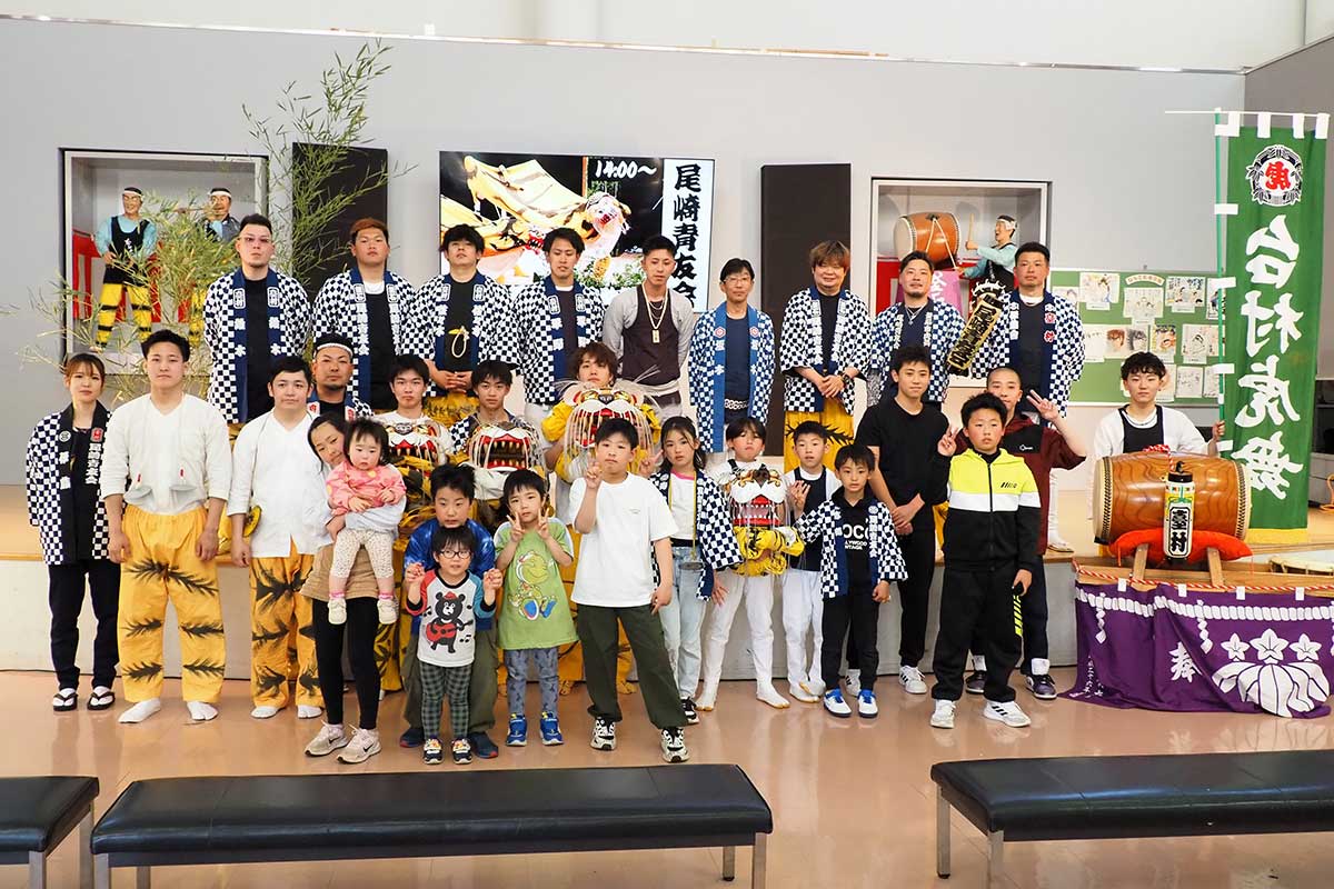 郷土芸能体験教室で触れ合った尾崎青友会メンバーと参加者