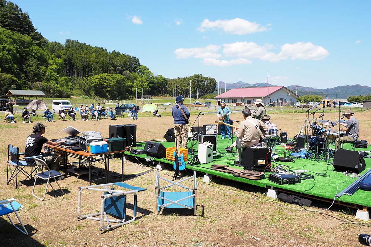 出演者も観客も開放的な空間で音楽を楽しむ