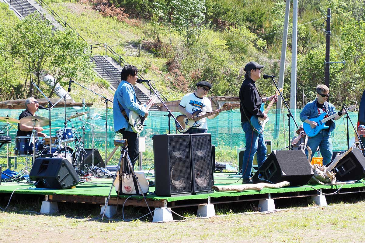 春の日差しを浴びながらの演奏を楽しむ「ムーミンズ」