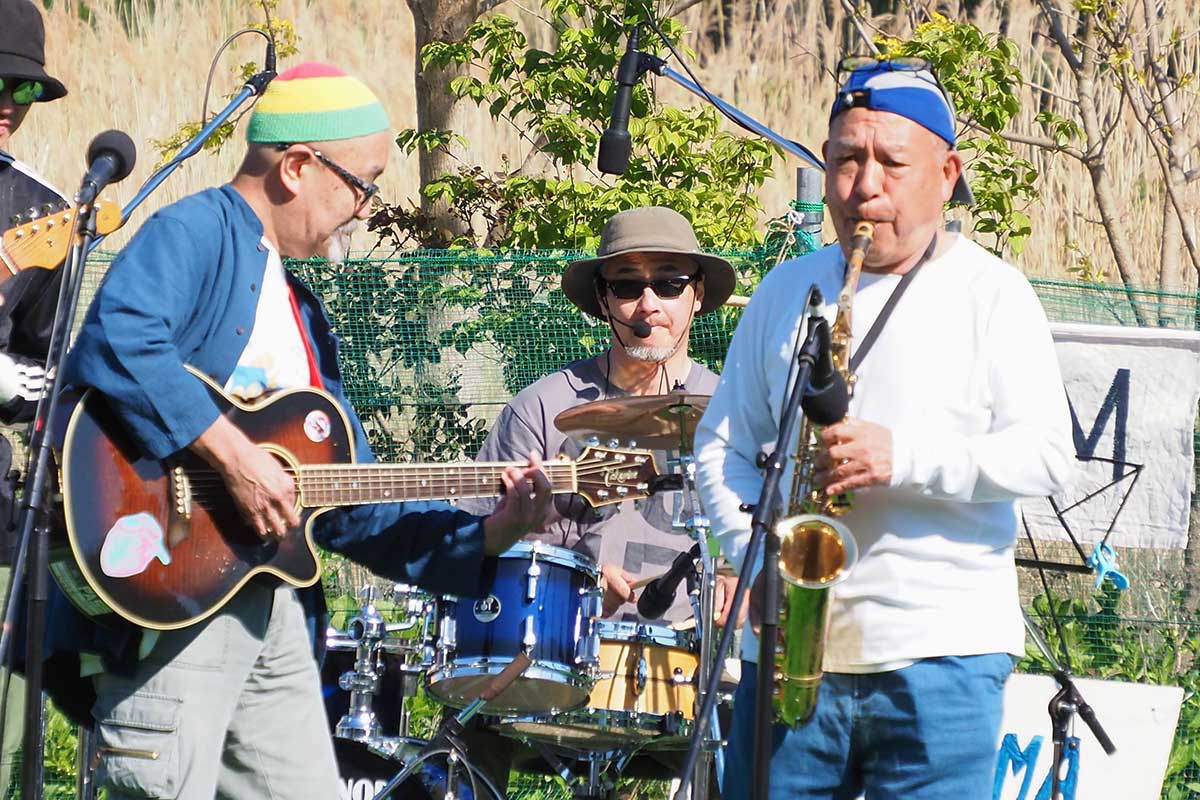野外音楽イベントにつながる企画を考えた木下義則さん（中）