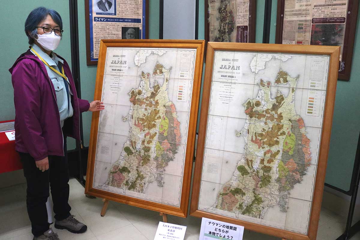 ナウマンの地質図（東北部）の実物（1886年）とレプリカ（2024年）を並べて展示。「本物はどっち？」
