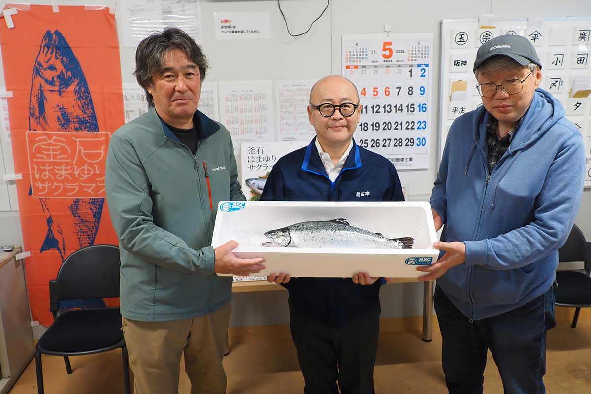 「いい仕上がり」とPRする泉澤代表取締役（左）、小野共市長（中）ら