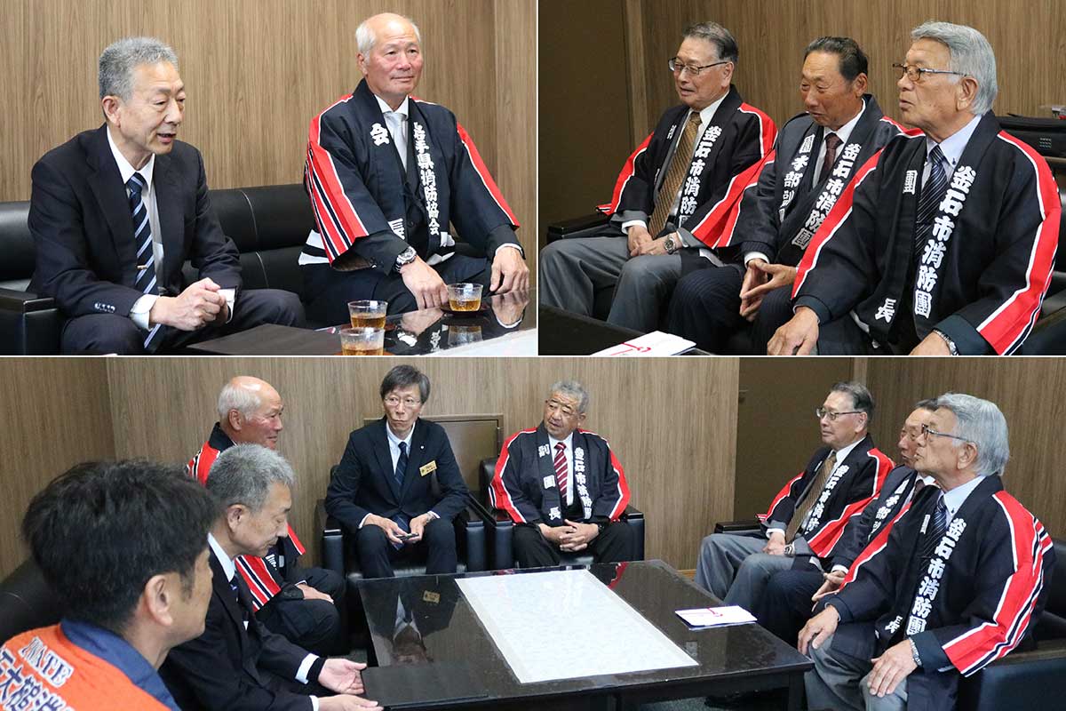 支援金交付式の後、懇談する出席者。菊池団長らが当時の現場の状況を伝えた