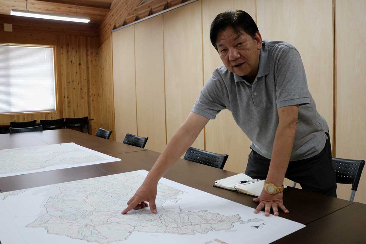 大槌町の2地区で発生した林野火災の被災状況を話す釜石地方森林組合の高橋幸男参事