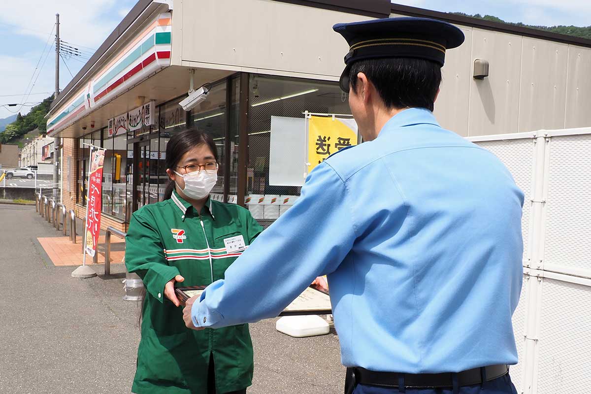 日山署長から感謝状を受け取る真壁香利さん（奥）