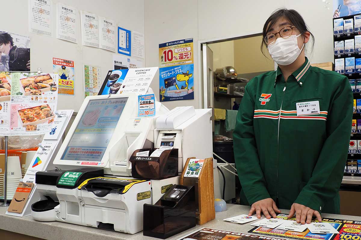電子ギフトカードに触れながら当時の状況を振り返る真壁さん
