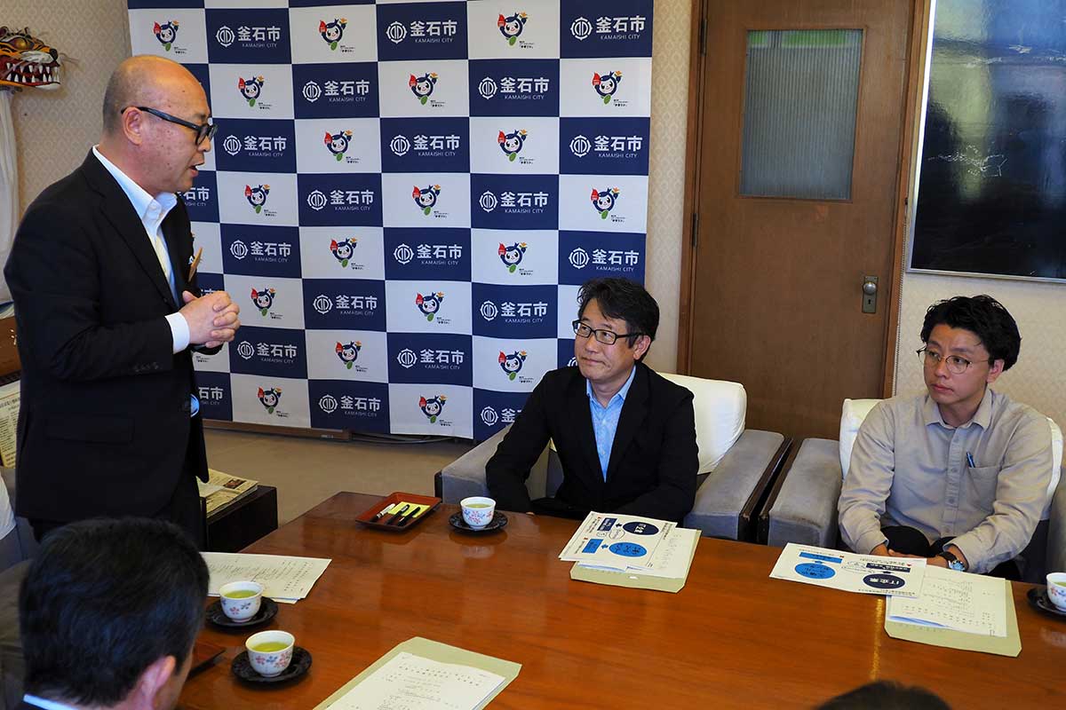 釜石支社の開設を歓迎する小野市長（左）