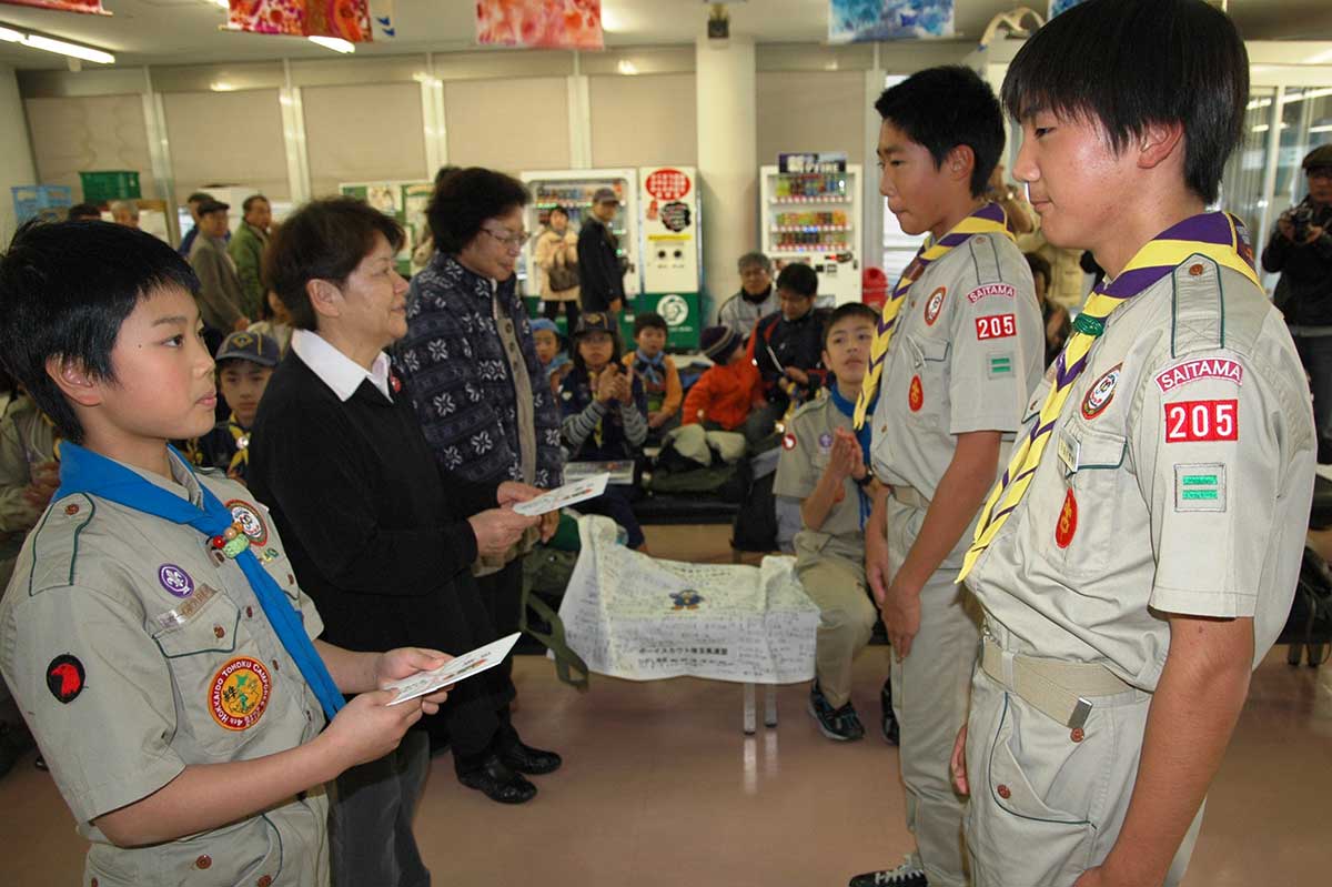 BS埼玉県連盟は各地で募金活動を行い、被災3県の連盟に支援金を届けた。写真は2012年11月、釜石市で行われた贈呈式