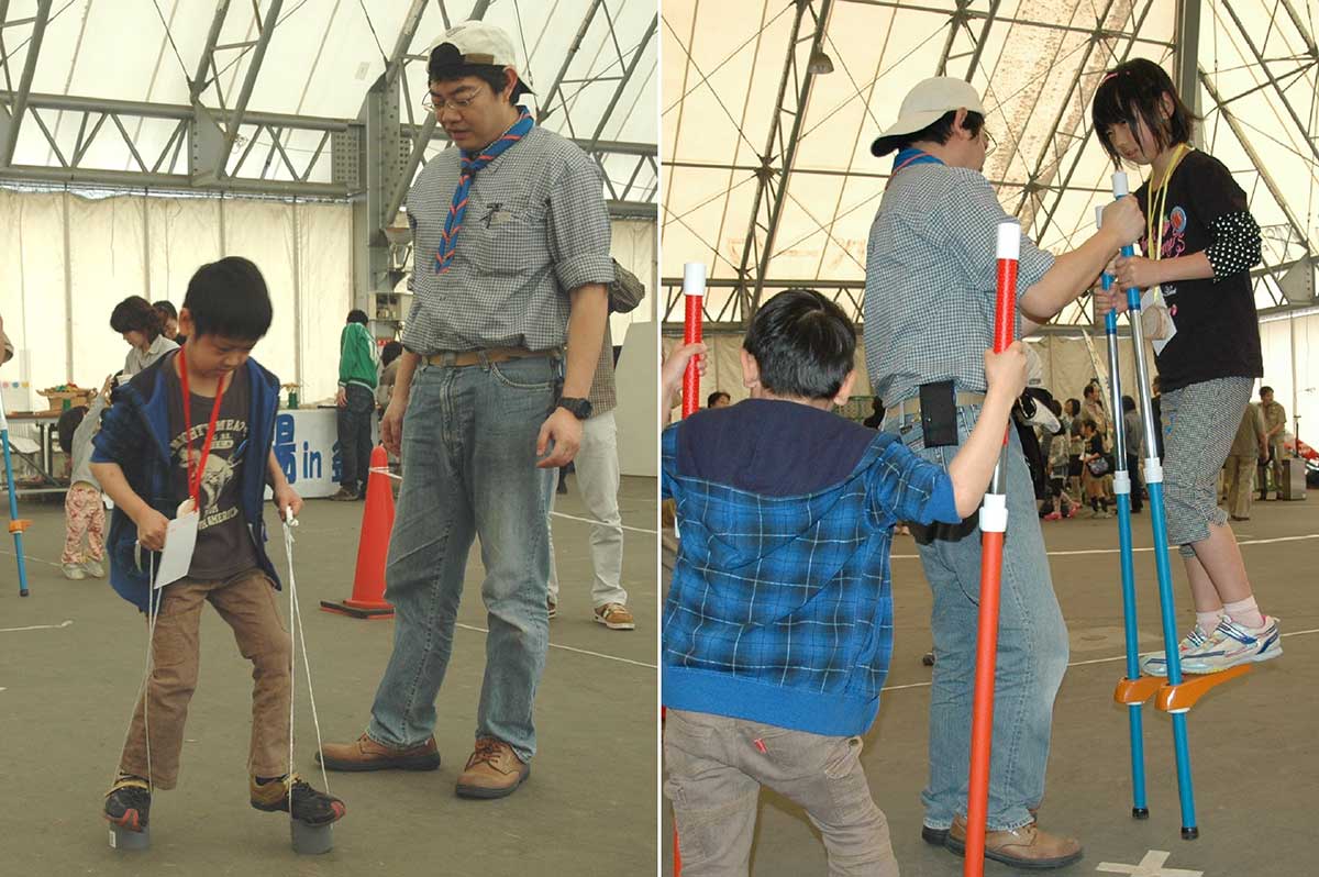 竹馬などの昔遊びコーナーも。多くの子どもたちが遊びに夢中になった