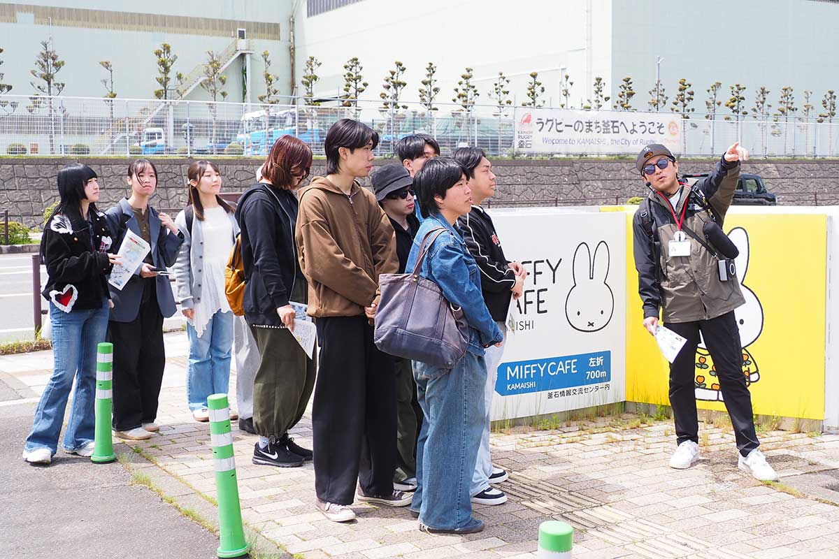 「釜石スタディケーション」に参加する文京学院大の学生ら＝5月23日