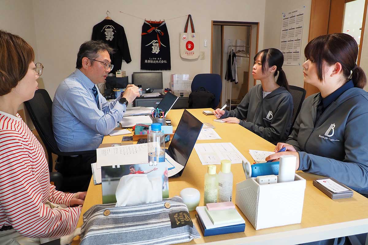 藤勇醸造でインターンに取り組んだ学生（右）＝5月18日
