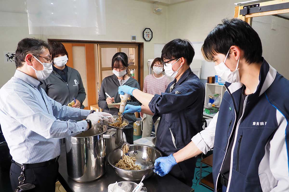 藤勇醸造が市内の学校で行っているみそ造り体験の工程を確認