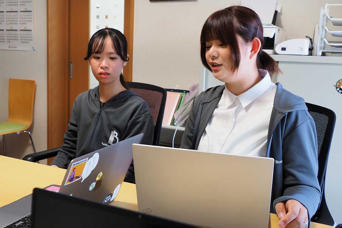 まとめ発表をする伊藤四葉さん（右）、阿久津優菜さん＝5月29日