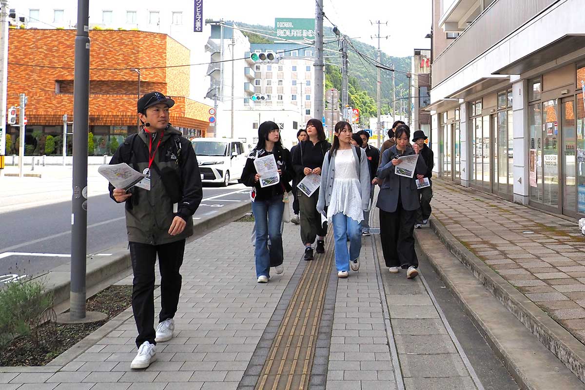 学生は復興まちづくりを視点に散策して防災について考えた