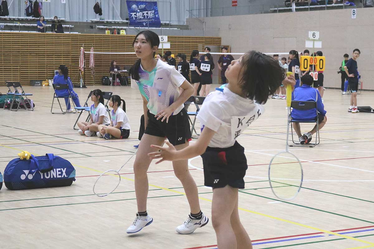 女子団体戦には5チームが参加。総当たりのリーグ戦が行われた