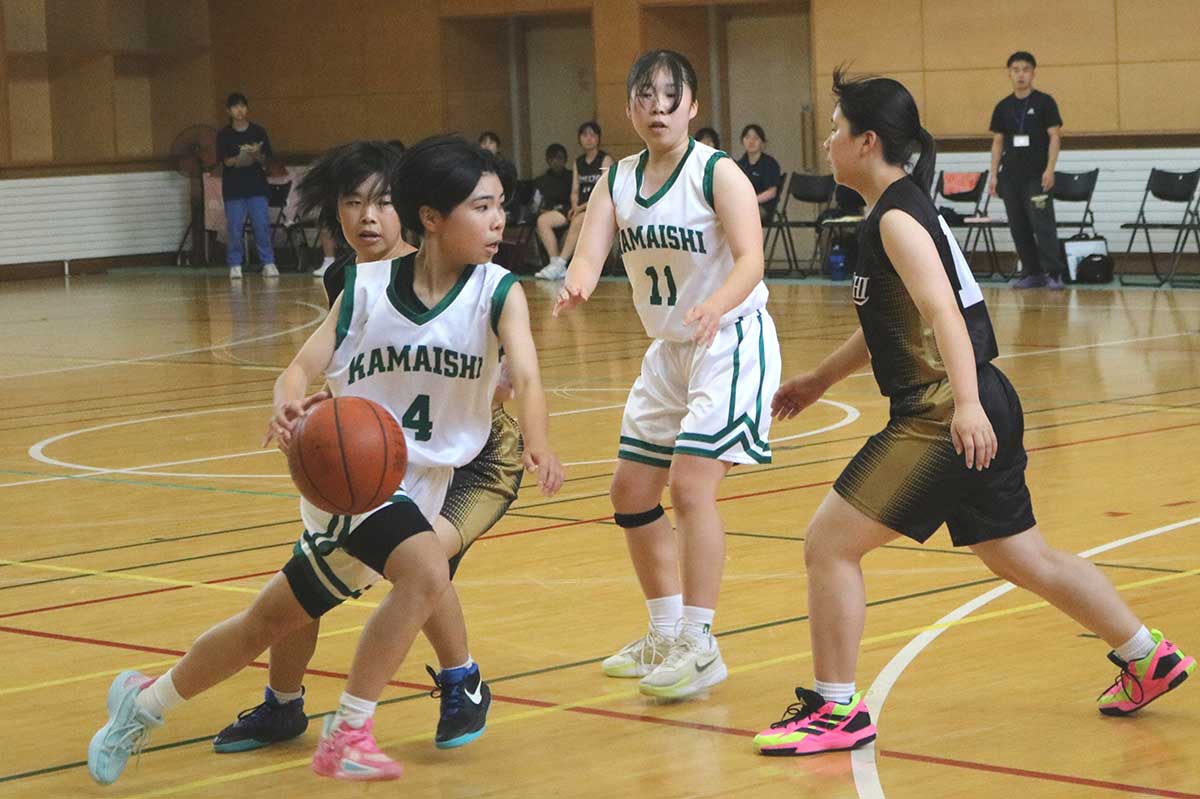 巧みなドリブルで相手をかわし、得点を重ねる釜石の選手