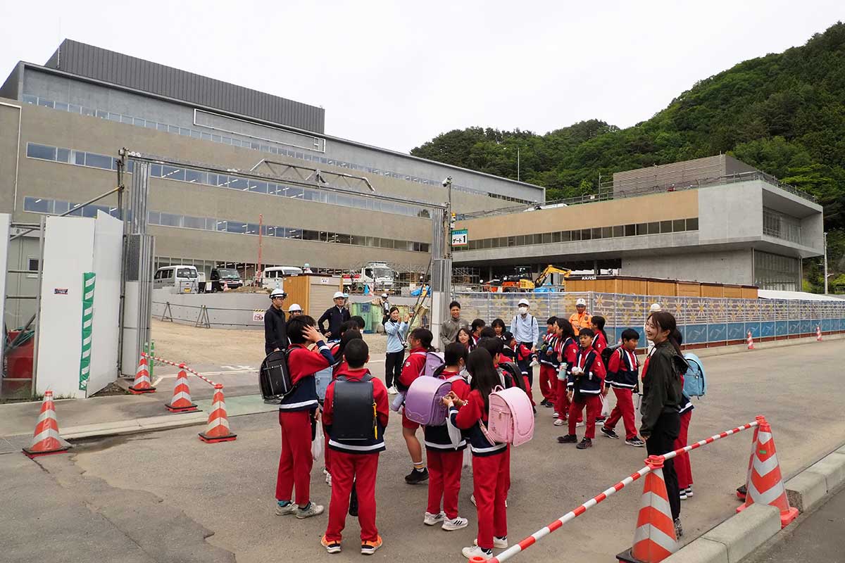 釜石市新庁舎の建設工事現場を見学した釜石小児童ら
