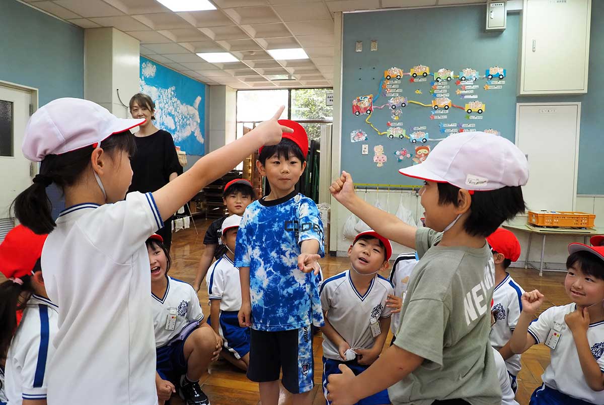 じゃんけん列車」の遊びで交流を深める白山、平田小の児童たち=6月2日