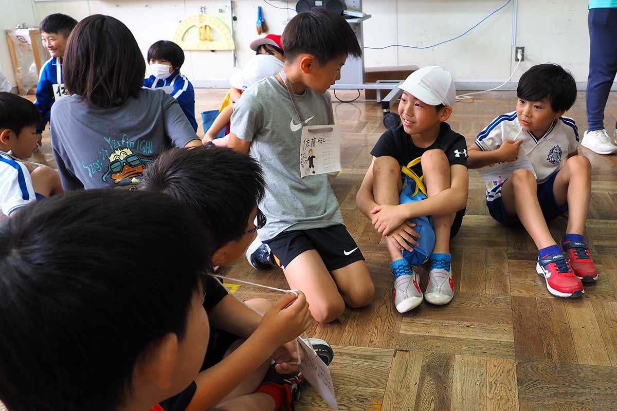 白山小の友達を歓迎して会話を楽しむ平田小の児童たち