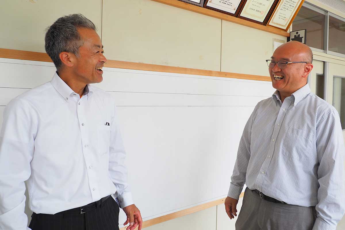 「子どもたちのために」と力を合わせる白山小の鈴木慎校長(左)、平田小の布田貢校長