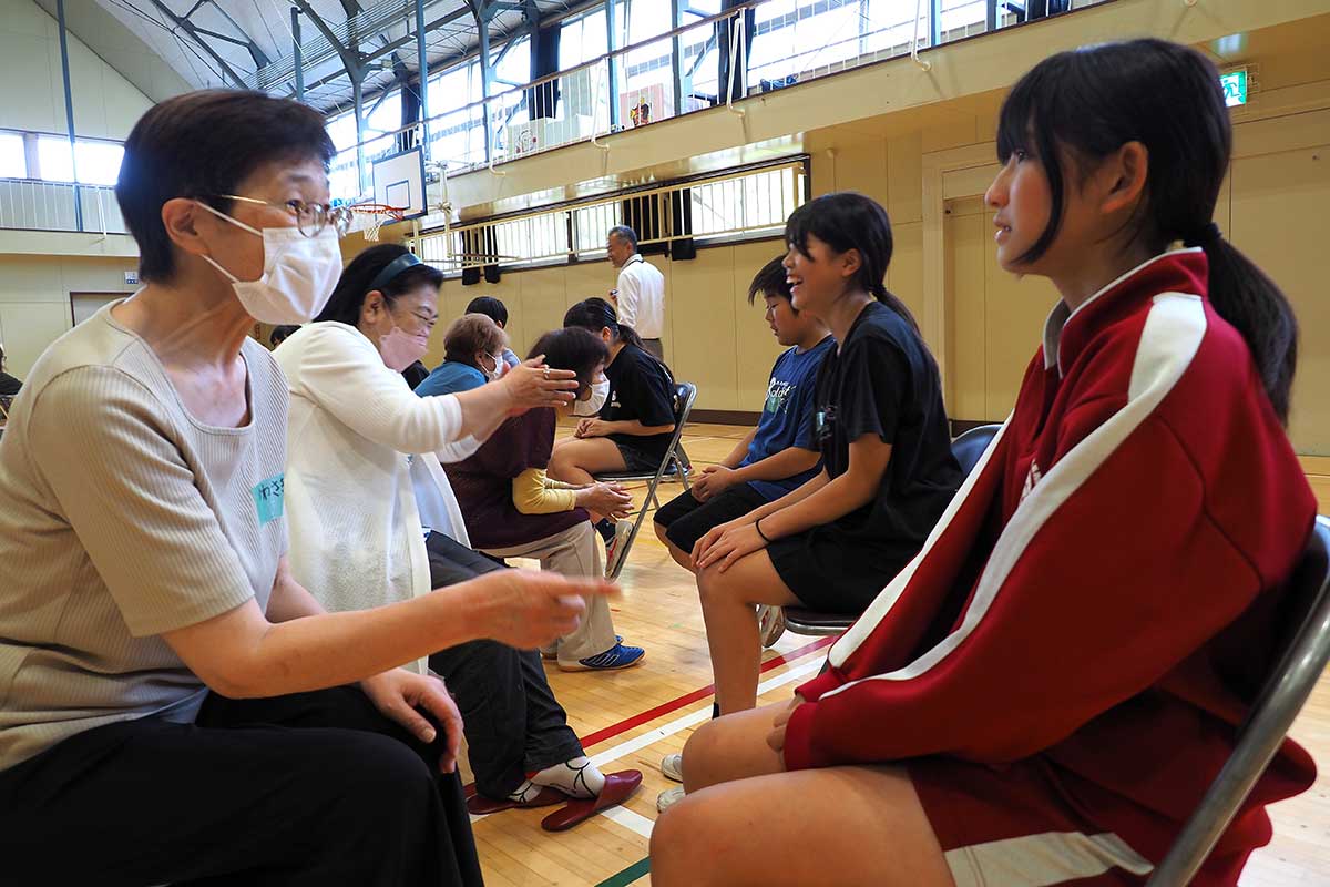 27のお題で、児童と大人がそれぞれ熱心に語り合った=6月15日