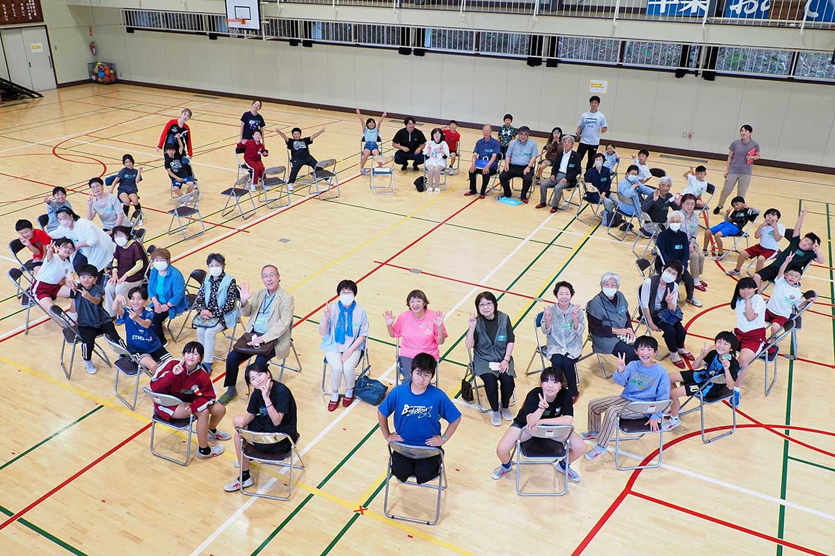 トークフォークダンスで世代を超えた語り合いを楽しんだ児童と地域の大人