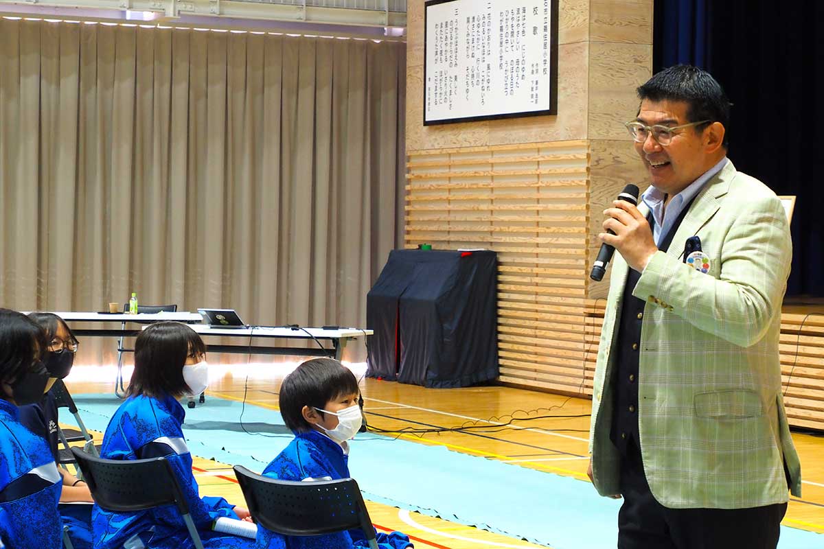 「命の授業」で自身の経験を語る腰塚勇人さん