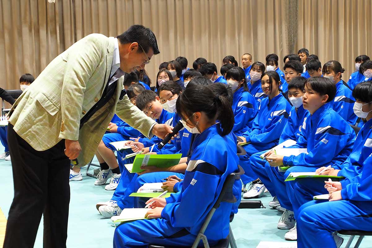「君たちにとっては？」。生徒たちに問いかける場面も