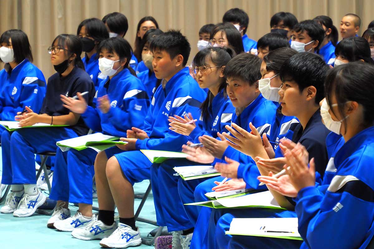 生徒は拍手をしたりメモをとったりしながら話に耳を傾けた