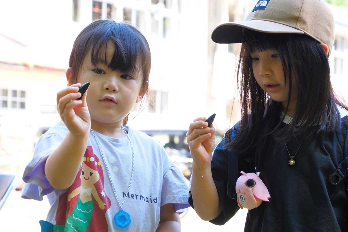 ホタルの餌なの？興味津々にカワニナを触る子どもたち