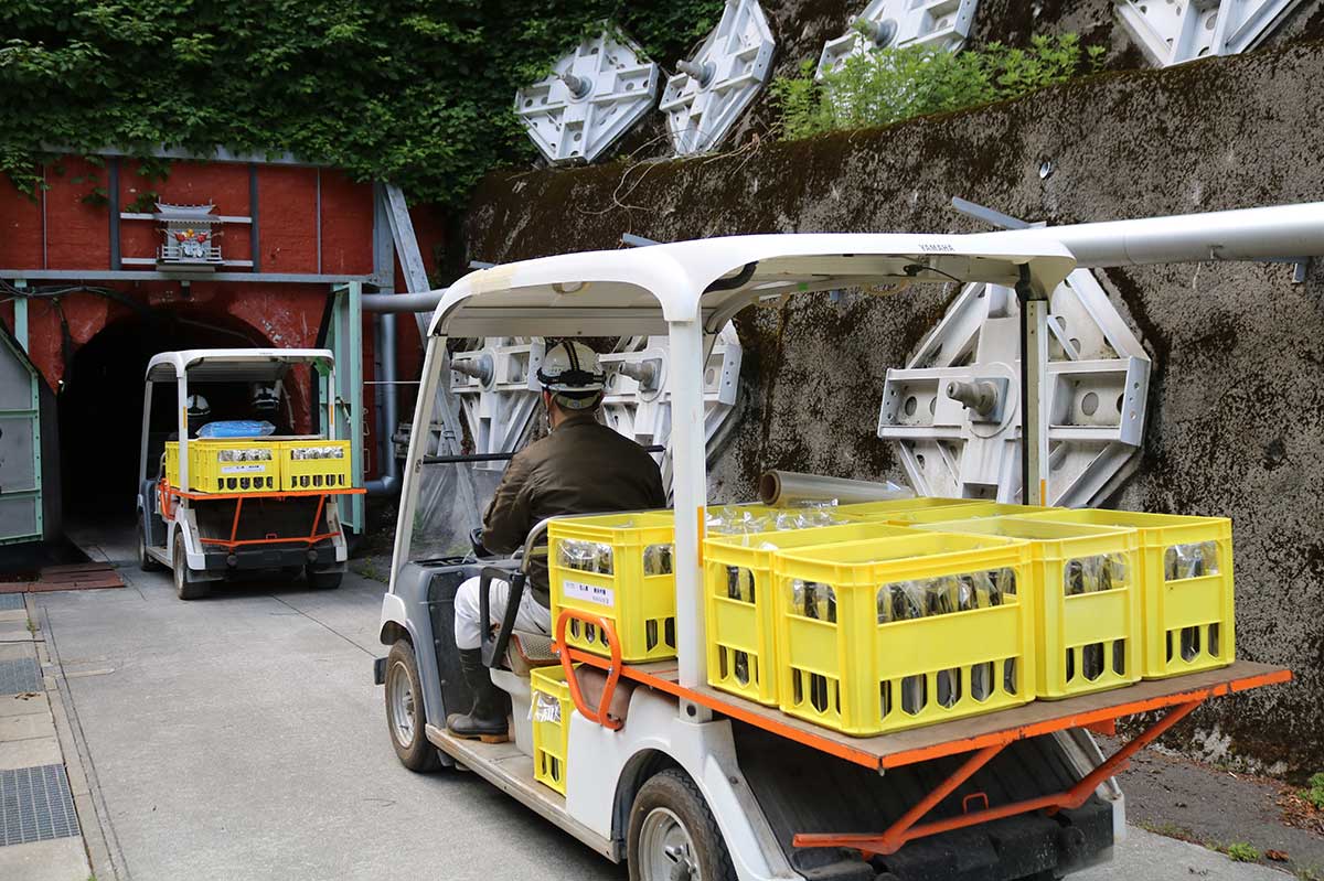 海抜550メートルに位置する坑口からいざ搬入！ここから約3キロの地点で「仙人秘水」を採水している