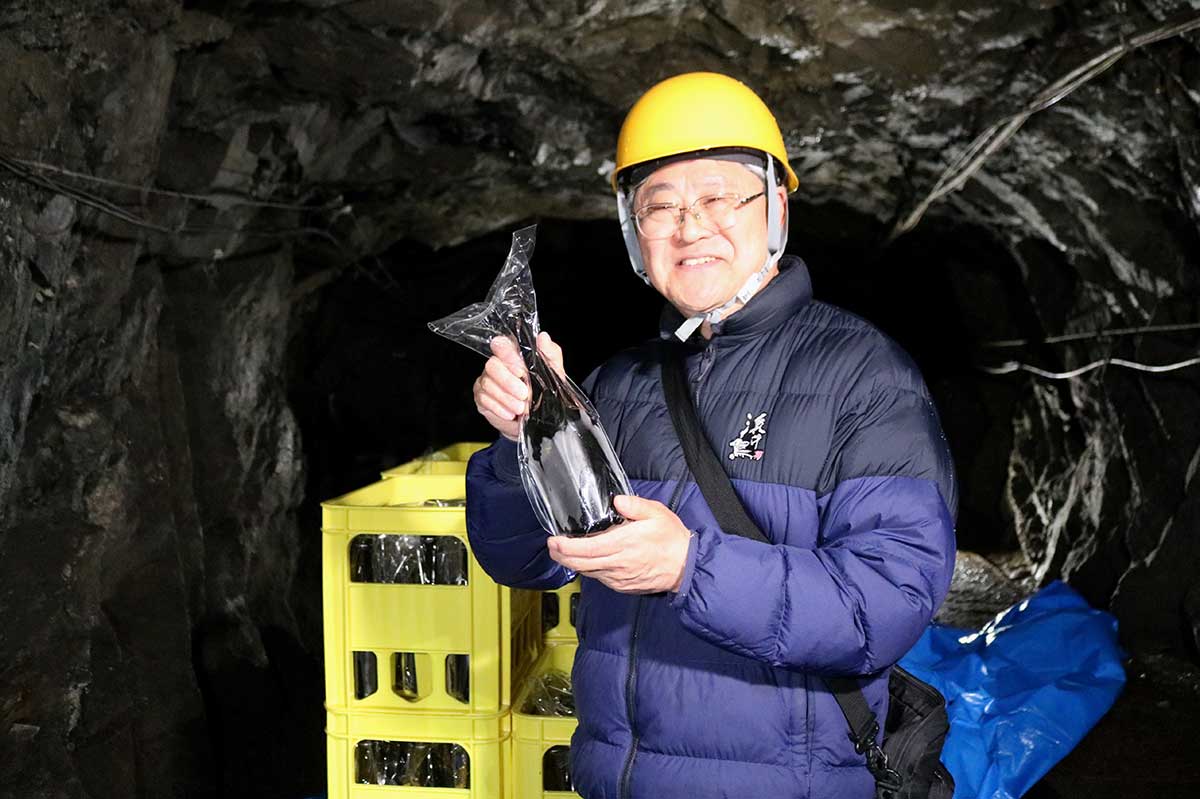 貯蔵する「純米吟醸」を手に5年後を楽しみにする浜千鳥の新里進社長