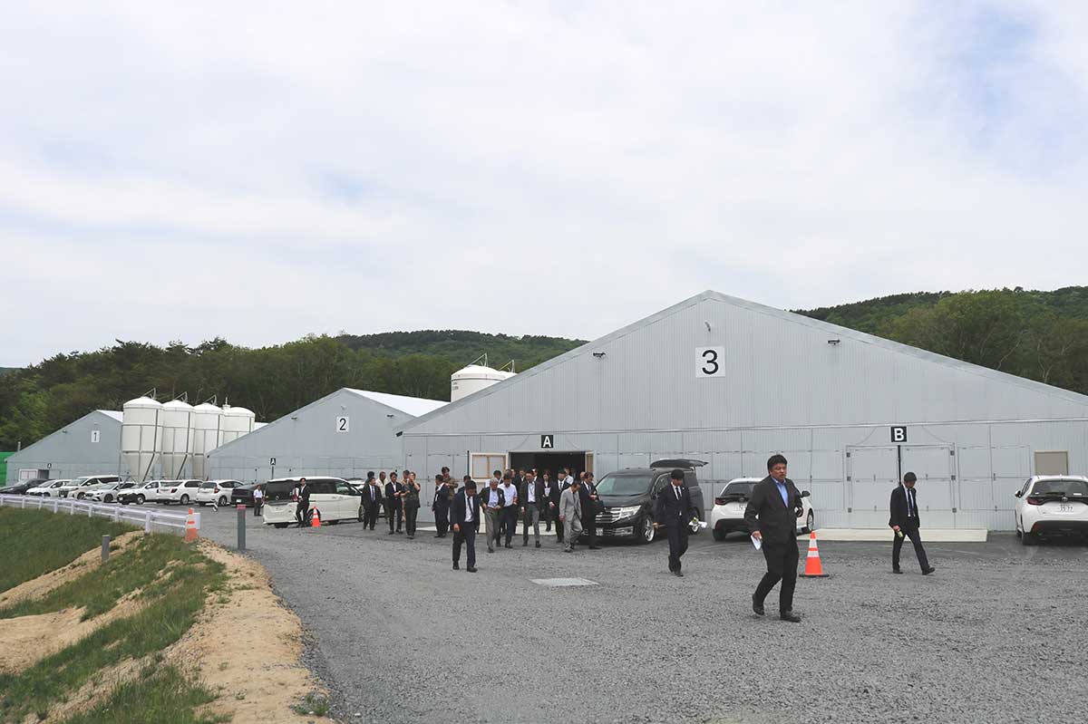 釜石市橋野町和山に建設されたオヤマの新養鶏農場「和山ファーム」。鶏舎1～4号棟が完成した＝2日