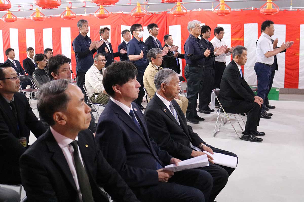 3号棟鶏舎で行われた和山ファーム第1期工事完成竣工式の神事