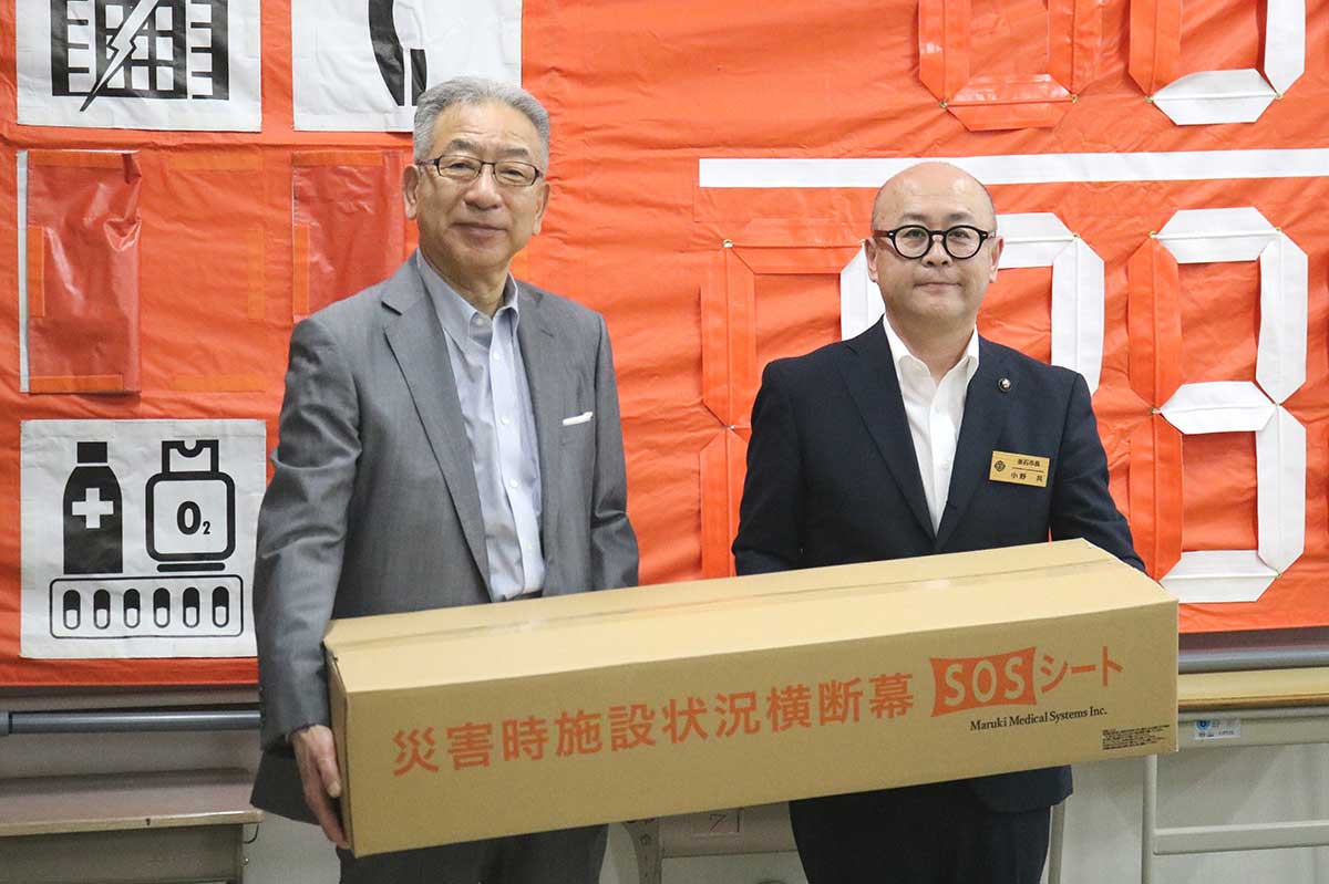 法人の佐藤滋代表理事(医療法人楽山会理事長)が小野共釜石市長に贈呈